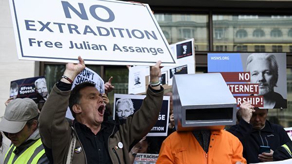 Участники акции в поддержку основателя WikiLeaks Джулиана Ассанжа у здания Вестминстерского мирового суда в Лондоне.