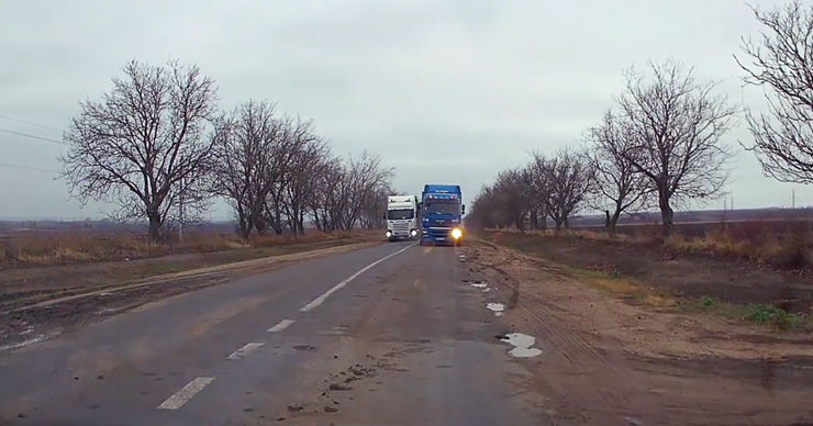 Водитель чудом избежал столкновения с грузовиком на трассе Кишинев-Криуляны.