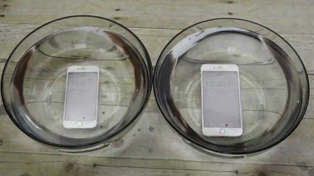 Testarea rezistenţei la apă a smartphone-urilor a devenit o tradiţie, iar de acest „botez” nu au scăpat nici noile iPhone 6S şi iPhone 6S Plus.