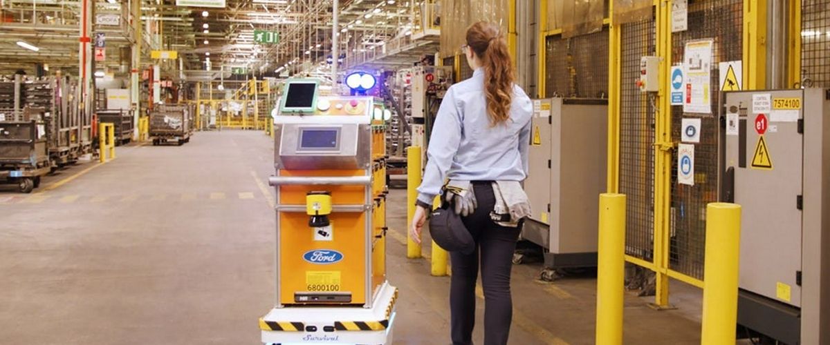 На заводе Ford в Испании начал работать самодвижущийся робот-курьер.