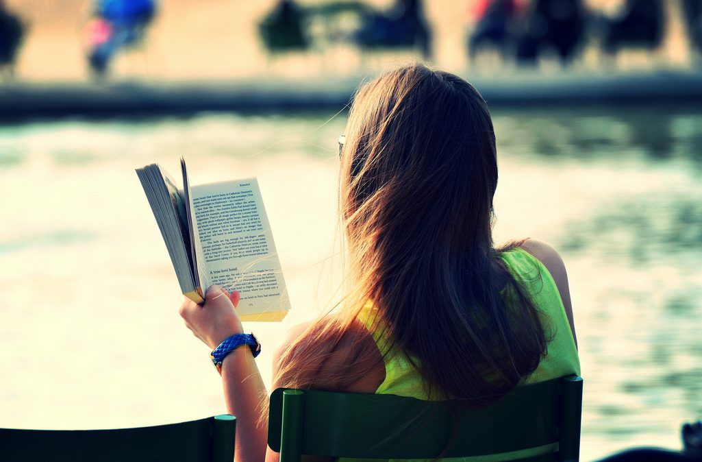 Исследование показало, что больше всего книг читают женщины с высшим образованием и высокими доходами.