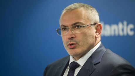 Hodorkovski este învinuit de autorităţile de la Moscova de uciderea primarului unui oraş din Siberia, precum şi de două tentative de omor.