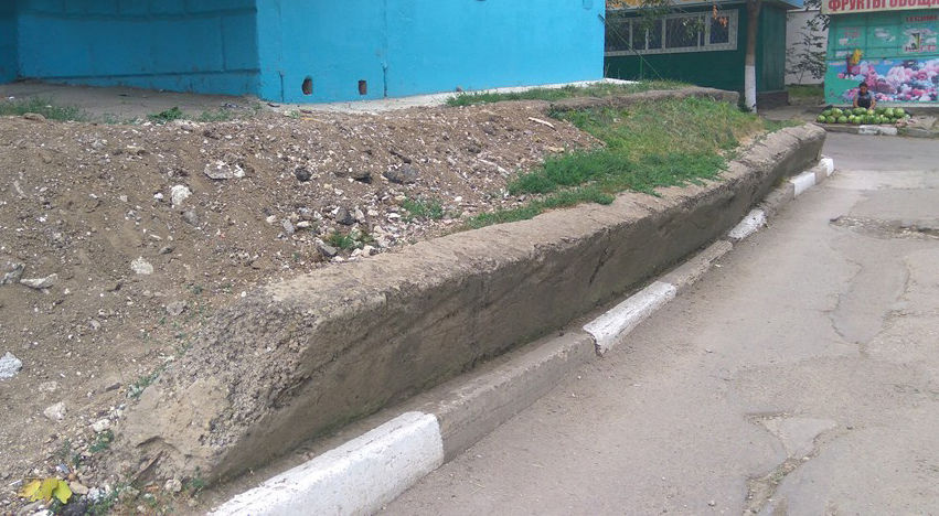 Многоэтажный дом в Бельцах может рухнуть из-за треснувшей подпорной стены.