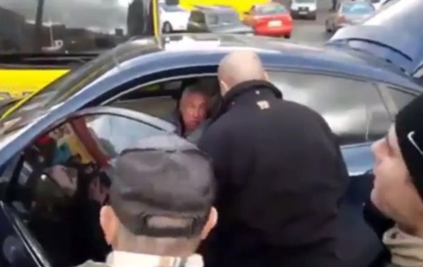 В Киеве избили водителя за неумение парковаться.