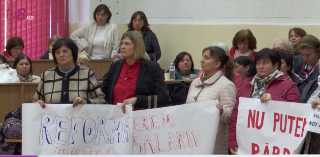 В Криулянах учителя и воспитатели протестовали из-за невыплаты зарплаты.