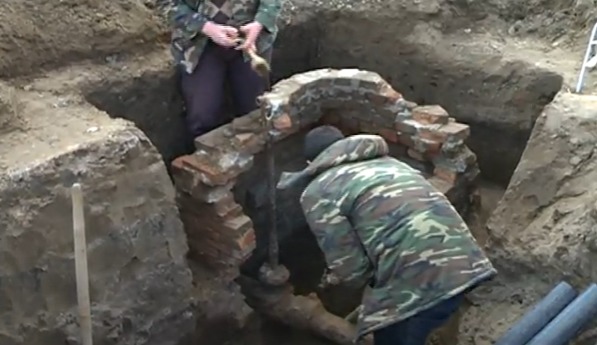 Ион Норок, один из проводивших раскопки археологов, нашёл старинную монету 1895 года.