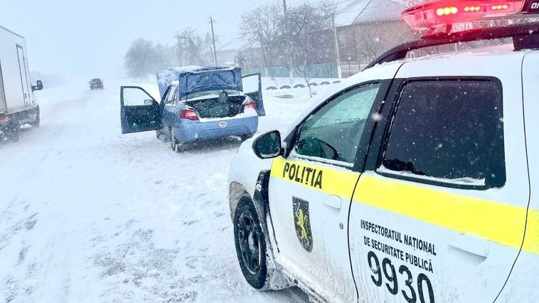 В Сынжерейском районе во время движения загорелся автомобиль.