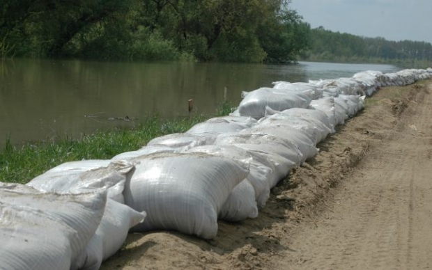 Potrivit acestuia, precipitaţiile de lungă durată ar putea majora unda de viitură, ce va duce la revărsarea apelor în locuinţele din apropiere, provocând pagube materiale.