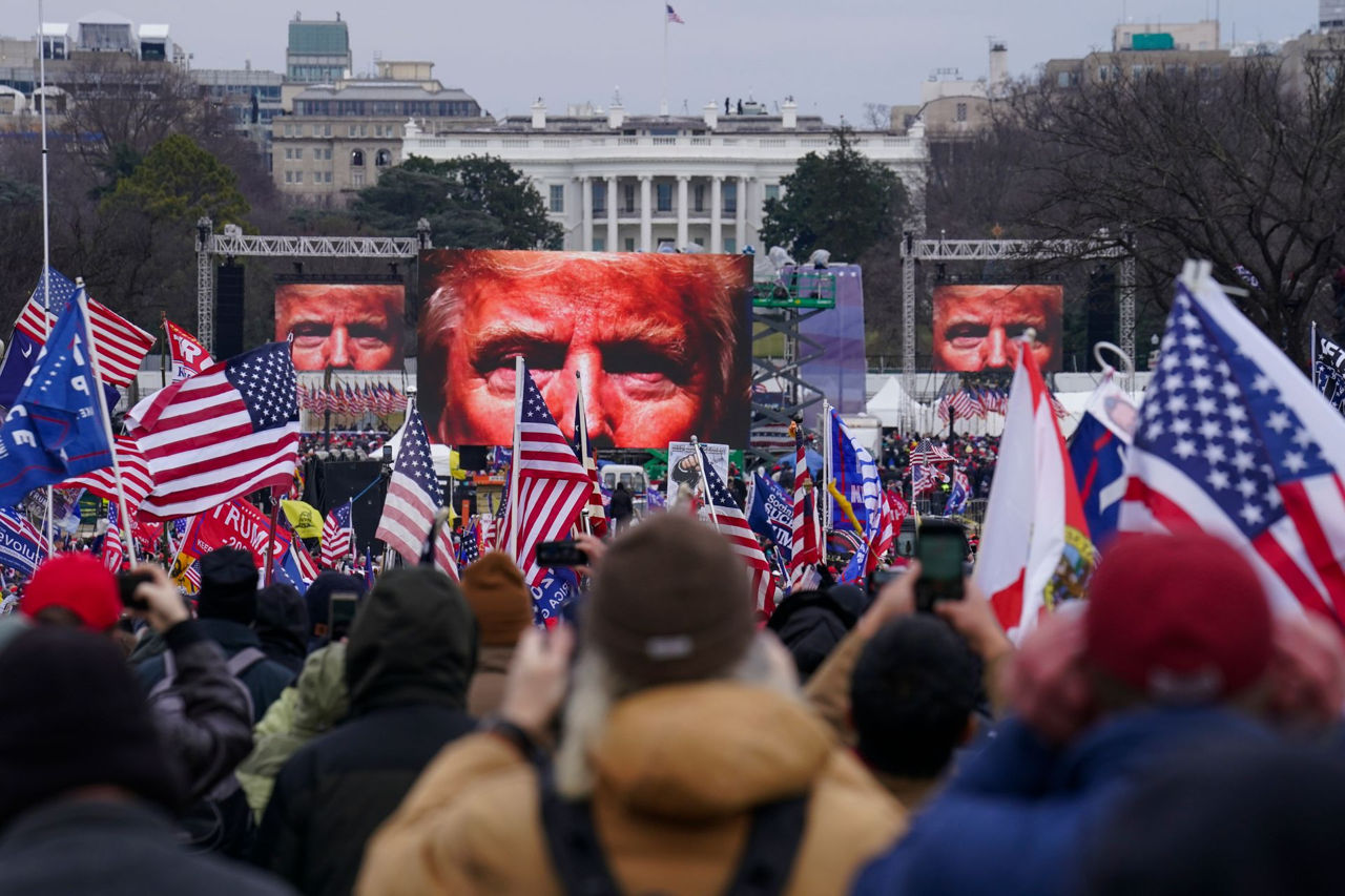 Суд разрешил привлечь Трампа к ответственности за штурм Капитолия.