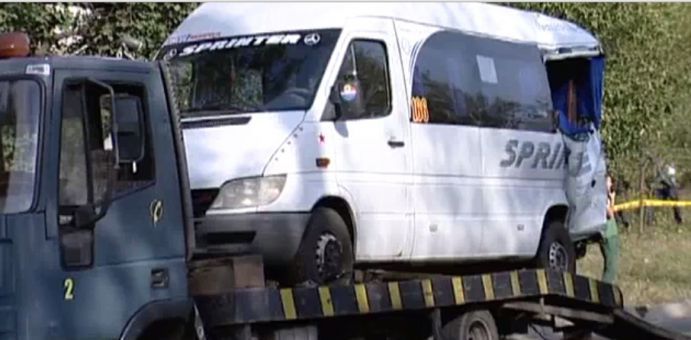 Всего в медицинской помощи после ДТП нуждались девять пассажиров маршрутного такси №166.