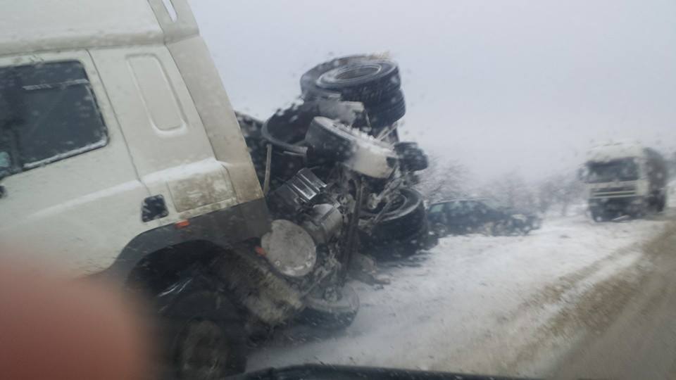 Прицеп транспортного средства вынесло с узкой трассы.