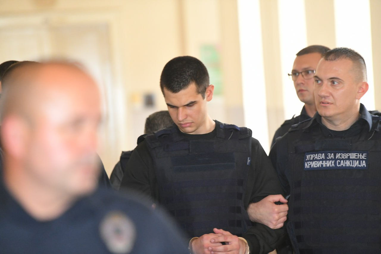 В Сербии приговорили мужчину к 20 годам за решеткой за массовый расстрел в 2023 году.