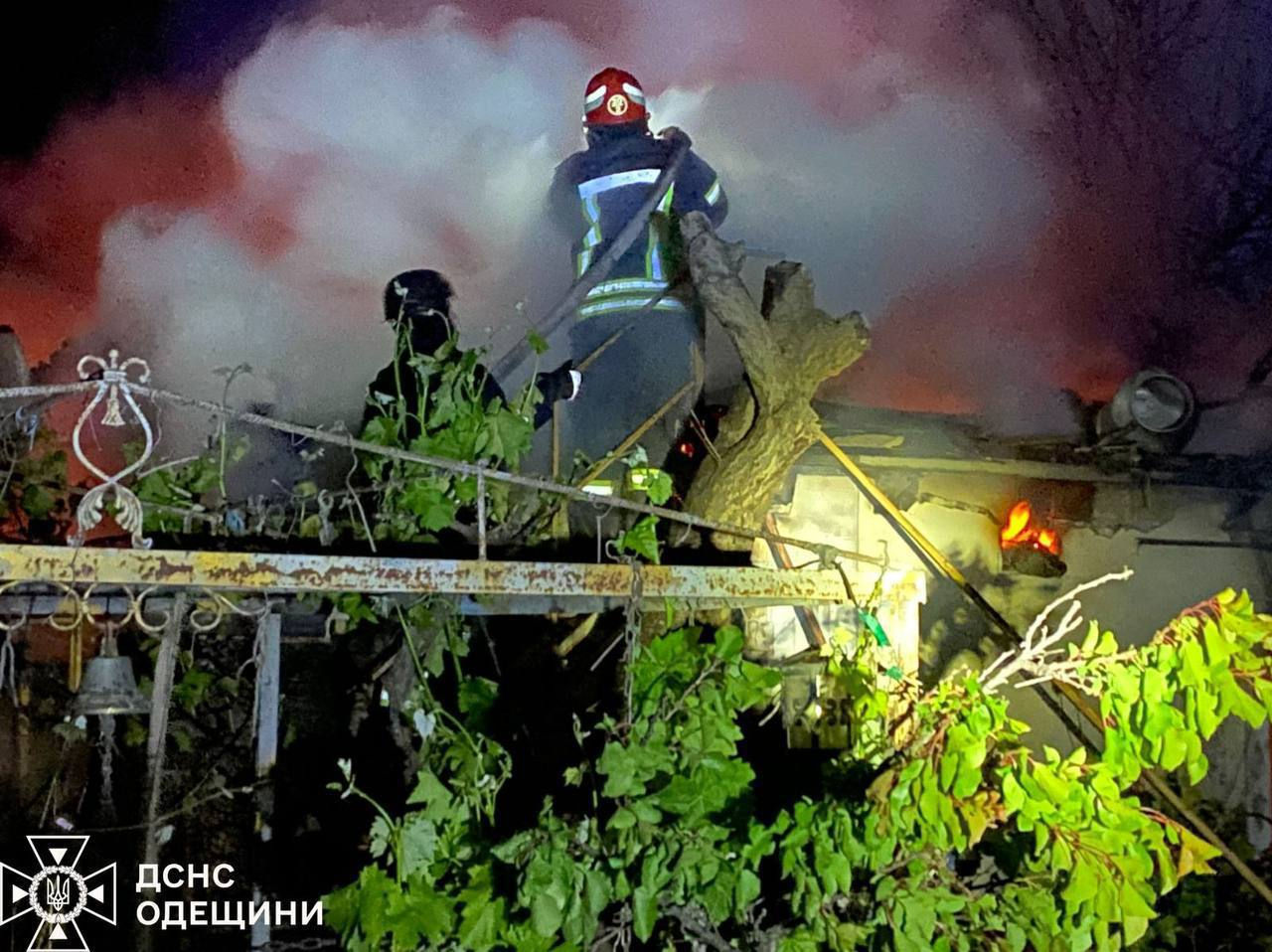 Atac nocturn în regiunea Odesa: Case, garaje și o conductă de gaz, avariate de drone.