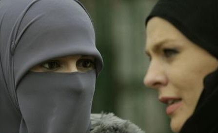Autoritățile turce au ridicat miercuri interdicția privind portul vălului islamic pentru femeile care servesc în calitate de ofițeri sau subofițeri în armată.