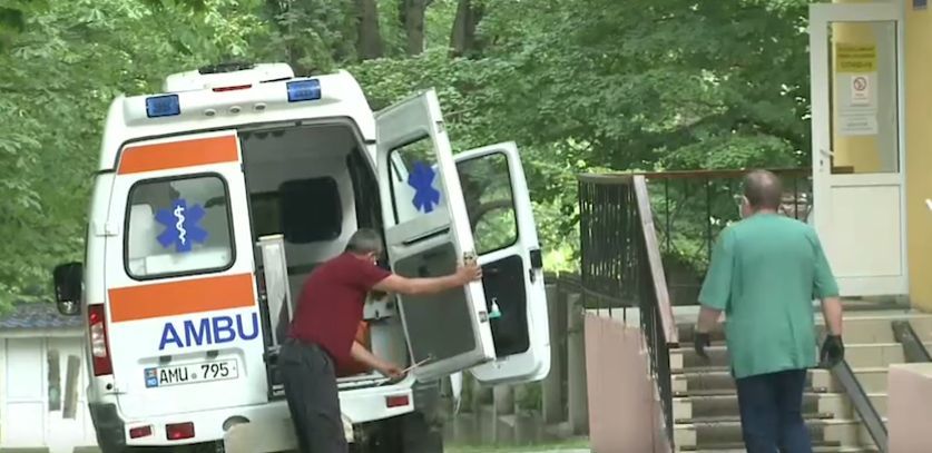 Врачи рассказали о состоянии ребенка из Резины после отравления грибами.