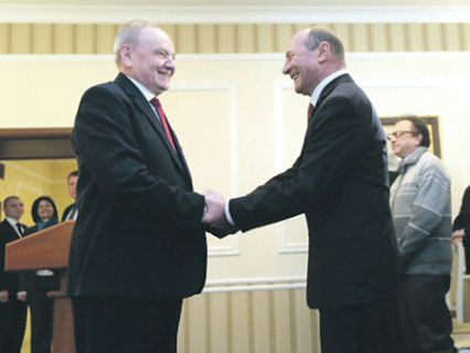 Экс-президент Румынии предлагает Кишиневу "вынужденно объединиться" с Бухарестом.