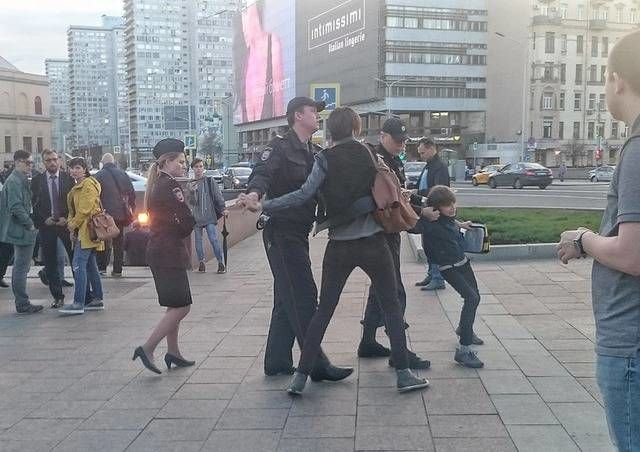 В Москве задержали 9-летнего мальчика за чтение стихов на улице.