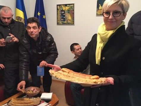 Moldovenii din Strasbourg se distrează la secțiile de votare.