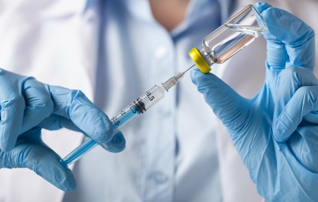 В США заявили об успешном испытании вакцины от COVID-19 на людях.