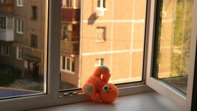 На Буюканах 3-летний мальчик выпал из окна: он скончался в больнице.