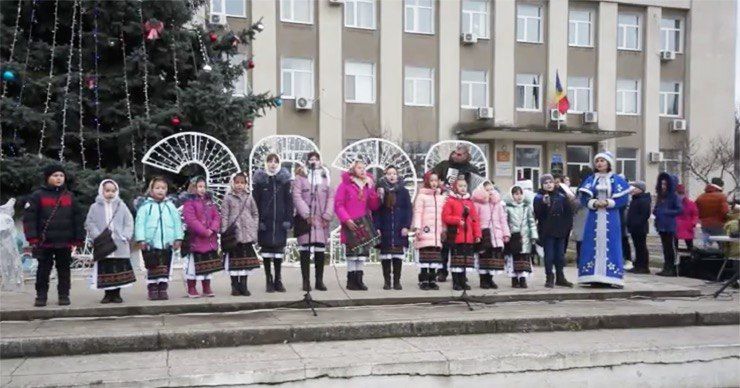 В Каушанах зажгли огни на новогодней елке.