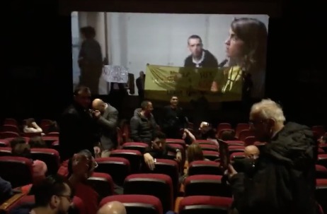 Люди ворвались на сеанс с плакатами в руках, распевая религиозные песни и гимн страны. 