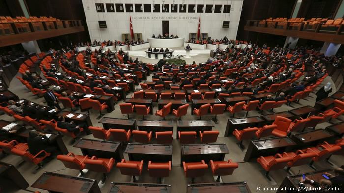 Парламент Турции одобрил в первом чтении спорные поправки в конституцию.