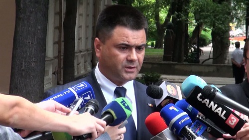 Скандал между Виталием Маринуцей и руководством ЛРП разразился после того, как бывший министр выступил с критикой в адрес Иона Хадыркэ, Анны Гуцу и Олега Бодруга.