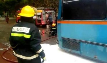 Nimeni nu a avut de suferit în urma incidentului, însă pompierii au fost nevoiți să spargă geamurile autobuzului.