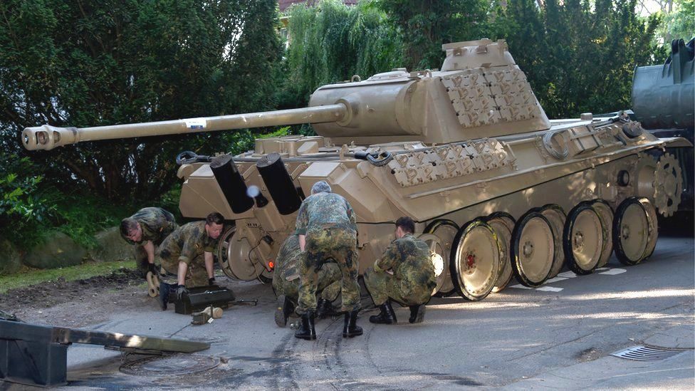 В Германии судят пенсионера за хранение танка "Пантера" в подвале.