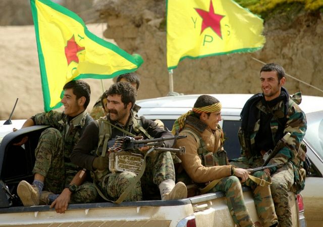 Бойцы курдских вооруженных формирований задержали в Сирии восемь мужчин по подозрению в сотрудничестве с ИГИЛ.