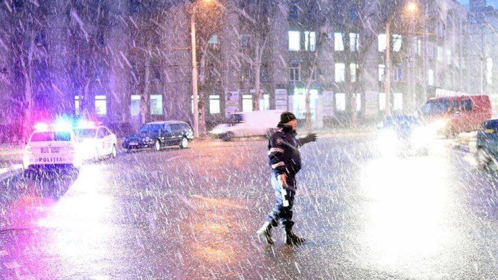 Объявлен желтый уровень метеоопасности из-за снегопадов и гололедицы.