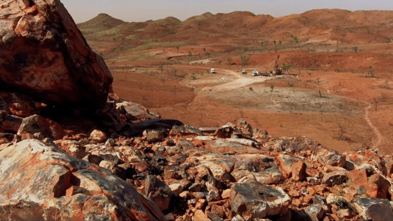 Cel mai vechi crater de meteorit de pe Pământ, descoperit în Australia.
