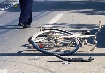 Un biciclist şi-a pierdut viaţa după ce a fost lovit de un automobil. Foto: interregionews.eu