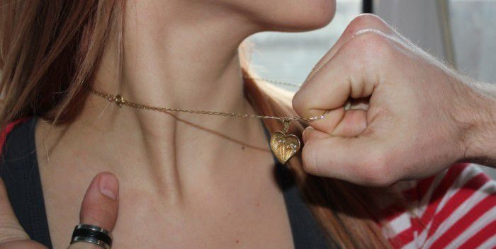 Un tânăr a fost reţinut de cetăţeni, după ce a jefuit o domnişoară în plină stradă.