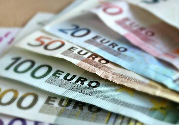Moneda europeana si cea americana se apreciaza fata de leu. Astazi, casele de schimb valutar afiseaza un curs si cu doi lei mai mare fata de ieri.