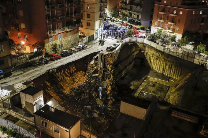 7 maşini înghiţite de o groapă uriaşă, în Roma. 