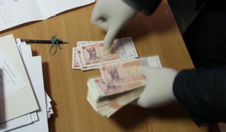 Полицейские преследуются в уголовном порядке за извлечение выгоды из влияния.