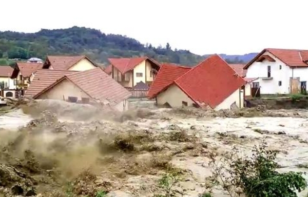 Doi oameni au murit, zeci de case si sute de curti au fost inundate ca urmare a ploilor torentiale din Romania.