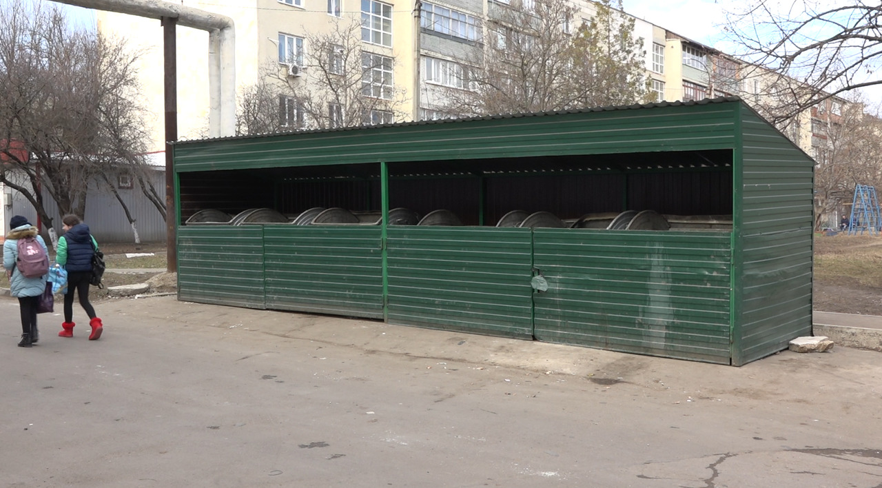 В Бельцах начинается установка мусорных площадок закрытого типа.