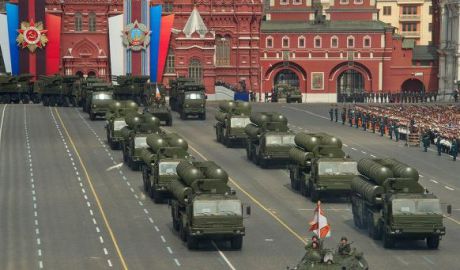 Însă pe masură ce Kremlinul şi-a consolidat implicarea în estul Ucrainei, Putin a devenit un oaspete din ce în ce mai nedorit la adunările internaţionale.