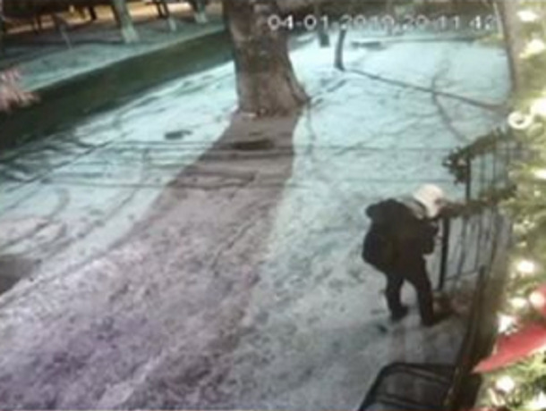 Мужчина, проходя по улице Николае Йорга, решил украсть с фасада здания традиционные рождественские украшения.