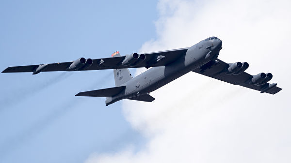 Американский бомбардировщик B-52 в воздушном пространстве Литвы во время учений НАТО.