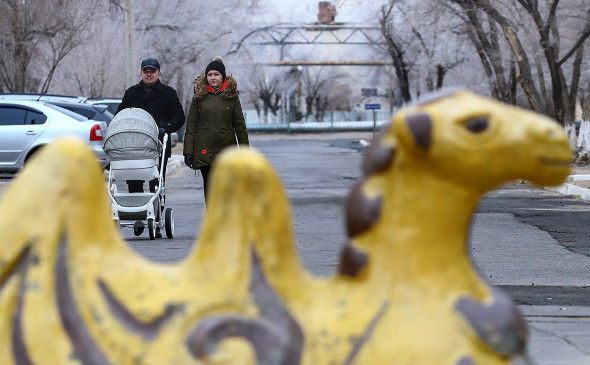 В Байконуре запретили выходить на улицы группами более трех человек.