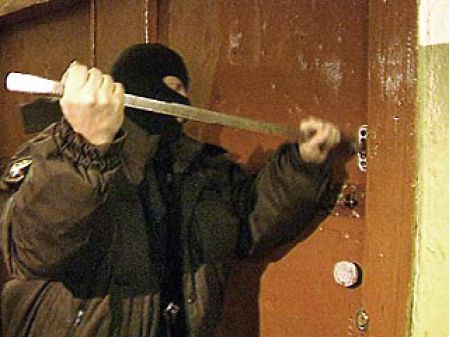 Взломщик отказался подчиниться требованиям сотрудников тюрьмы и пытался скрыться. Фото: zamkidveri.com.