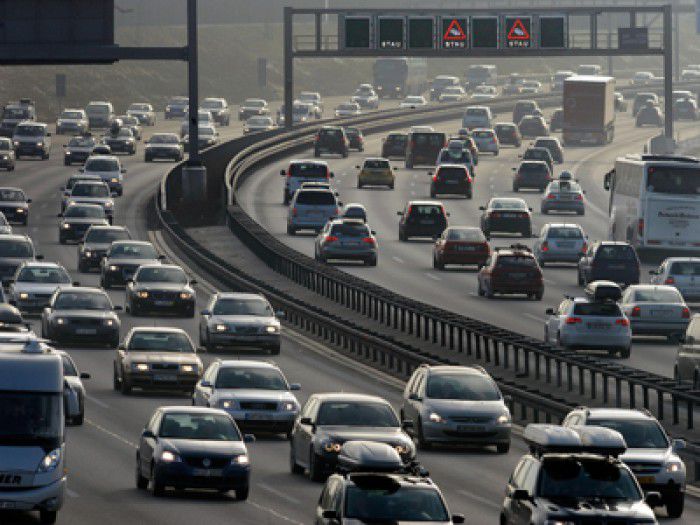 Şoferii germani vor fi obligaţi să cumpere un abonament anual de 130 de euro. Foto: mediafax.ro