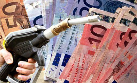 Benzina de peste ocean este mai ieftină decât cea extrasă de vecinii ruşi. Foto: antena3.ro
