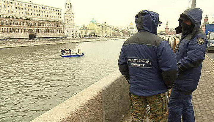 Водолазы обследуют дно реки в окрестностях Большого Замоскворецкого моста ежедневно.