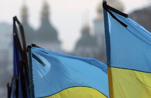 В дни траура на территории Украины будут приспущены государственные флаги Украины, отменяются развлекательные мероприятия, спортивные соревнования, вносятся изменения в программы теле- и радиопередач.