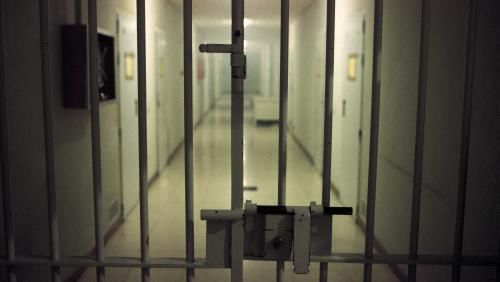 Un deţinut a furat din sediul DNA în timp ce aştepta să fie audiat